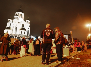 An der Kirche, Ecke Karl-Liebknecht- und Clara-Zetkin-Straße, treffen sich jedes Jahr orthodoxe Gläubige und Anhänger der Monarchie, aber auch Sowjetnostalgiker