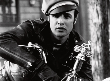 Marlon Brando im stilbildenen Lederjackenmodell »Schott Perfecto« in »The Wild One«, 1953