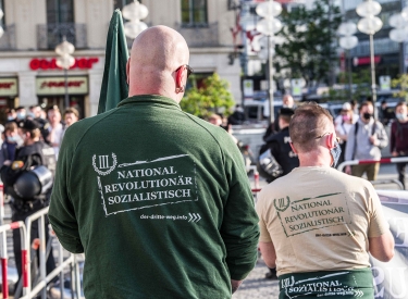 »Der III. Weg« uniformiert in T-Shirts und Hoo­dies