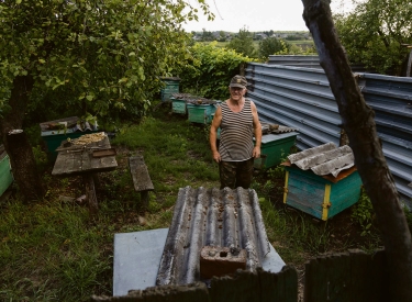 Will nicht evakuiert werden: ein Einwohner von Kupjansk in seinem Garten