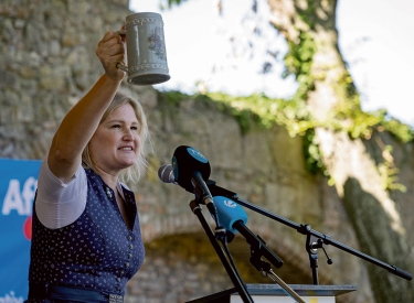 Katrin Ebner-Steiner von der AfD beim Frühschoppen ihrer Partei beim Gillamoos