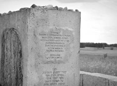 Monument in Jedwabne, Aufschrift auf polnisch, hebräisch und jiddisch