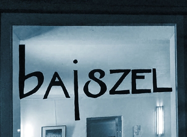 Das Fenster der Programmkneipe Bajszel in Berlin-Neukölln