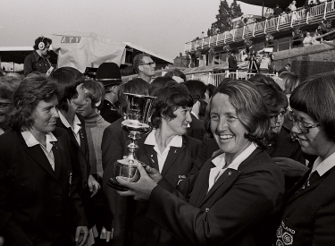 Rachel Heyhoe Flint feiert den Sieg Englands bei den ersten Cricket-Frauenweltmeisterschaften 1973