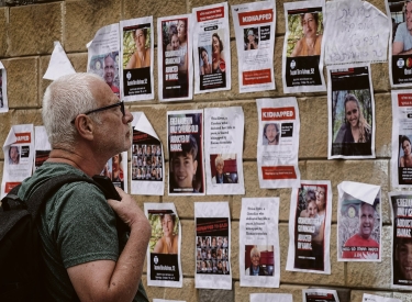 Poster in der Nähe des Hauptquartiers der israelischen Armee in Tel Aviv erinnern an die von der Hamas Verschleppten