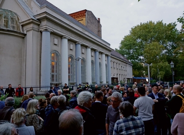 Rund 350 Menschen stellten sich Freitag, dem 13. Oktober, schützend vor die Synagoge am Fraenkelufer in Berlin