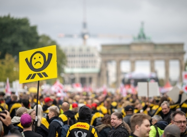 Verdi-Anhänger demonstrieren in Berlin gegen die geplante Novelle des Postgesetzes