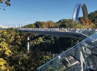 Die Glasbrücke überstand einen russischen Rakteneinschlag