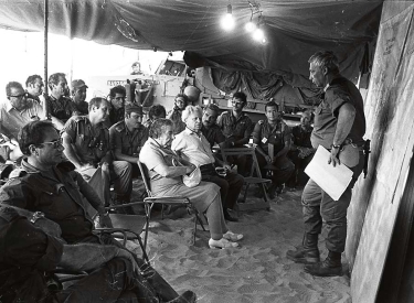 Generalmajor Ariel Sharon (stehend) und die israelische Ministerpräsidentin Golda Meir, 1973