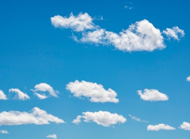 Blauer Himmel mit Wolken