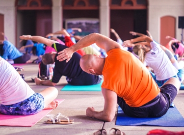 Das »Jungle World«-Kollektiv bei der morgendlichen Yoga-Stunde vor der Redaktionsitzung (Symbolbild)