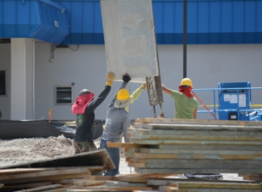 Bauarbeiter auf einer Baustelle