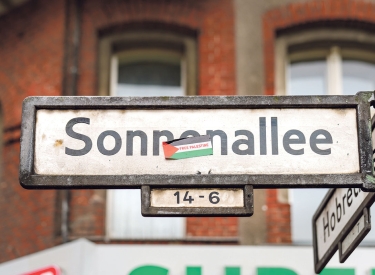 Sonnenallee-Straßenschild mit "Free Palestine"-Aufkleber, 24. Oktober