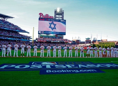 Trauer und Solidarität. Schweigeminute vor einem Baseballspiel in Philadelphia, USA, 11. Oktober