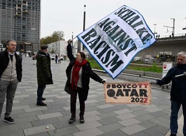 Der neue Geschäftsführer Sport des DFB, Andreas Rettig (l.), ­protestiert im November 2022 in Köln gegen die Fußball-WM in Katar