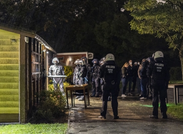 Die Polizei zu Besuch bei einem mutmaßlichen Rechtsrock-Konzert in Gelsenkirchen am 28. Oktober