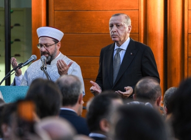 Recep Tayyip Erdoğan, Präsident der Türkei, betet mit Imam Ali Erbaş, dem Vorsitzenden der Diyanet