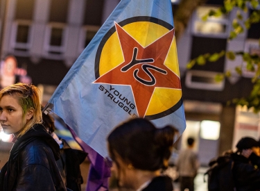 Frau mit Young Struggle-Fahne bei einer Demo am 12. Oktober in Duisburg