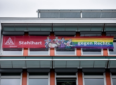 Nicht alle Gewerkschafter:innen sind stahlhart gegen rechts. Plakat der IG Metall am Münchner DGB-Haus, 2017