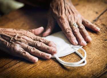 Maske auf oder Mehrfachdurchseuchung? Alte, Kranke und Arme sind am stärksten von der Covid-19-Pandemie betroffen, Gefahr für die Gesundheit besteht für alle. Schutzmaßnahmen sind aber nur noch eine persönliche Entscheidung