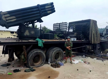 Ein Mitglied der Myanmar National Democratic Alliance Army vor einem erbeuteten Raketenwerfer in Kunlong, am 12. November