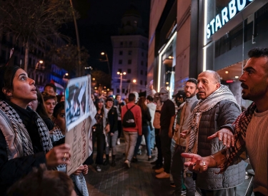 Antizionisten vor einem »Starbucks« in Barcelona, 4. November