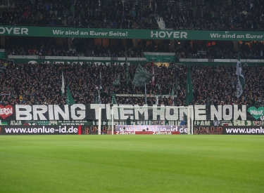 »Bring them home now«. Spruchband in der Ostkurve des Bremer Weserstadions, daneben die Namen Hersh und Inbal in Herzen, beim Spiel SV Werder gegen Eintracht Frankfurt, 12. November