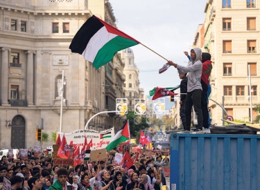 Studierende demonstrieren in Barcelona am 16. November gegen »Mörder Israel«, aber auch gegen Starbucks, McDonald’s und Burger King