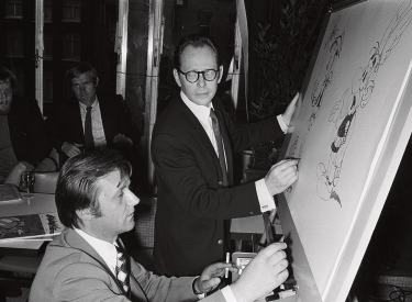 Asterix neben Lucky Luke. Zeichenstunde mit Uderzo (rechts) und Morris, Amsterdam 1971