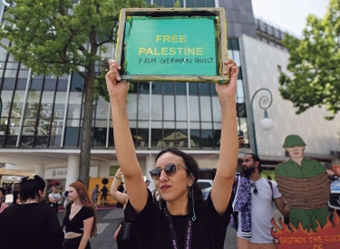  »Free Palestine from german Guilt« war auch schon auf der vergangenen Documenta eine beliebte Parole, hier hochgehalten am 18. Juni 2022 in Kassel