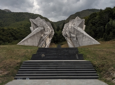 Abstrakt-futuristisches Andenken. Spomenik für den Partisan:innenkampf im Sutjeskatal 