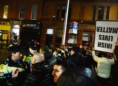 Auf den Kopf gestellt. Xenophobe Demonstration in Dublin, 23. November