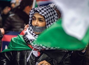 Ihre Stimmen sind laut. Eine Frau klebte sich auf einer israelfeindlichen Demonstration in Düsseldorf am 4. November den Mund zu