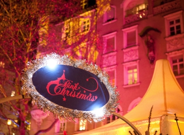 Schild mit der Aufschrift "Pink Christmas"