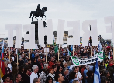 Verquere Freiheit. Gegen die Politik der Bundesregierung bezüglich des Ukrainekriegs sowie der Coronapandemie gingen in Dresden am 29. Oktober 2022 Tausende auf die Straße