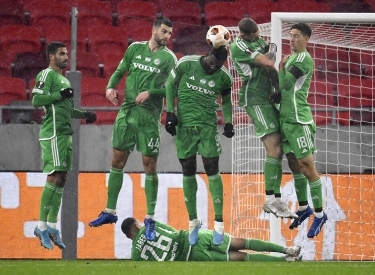 Voller Einsatz, kein Applaus. Die Spieler von Maccabi Haifa spielen bei der Europa-League-Begegnung in Budapest aus Sicherheitsgründen in einem leeren Stadion