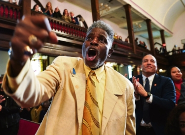 Gegenprotest. Ein Mann reagiert empört auf die Störung von Joe Bidens Rede durch antiisraelische Demonstranten in einer Kirche in Charleston, South Carolina, 8. Januar