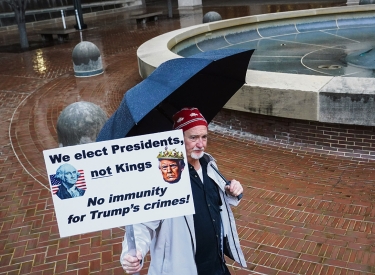 Niemand steht über dem Gesetz. Demonstrant vor dem Bezirksgericht in Washington, D.C., 9. Januar