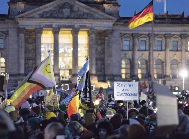 Flagge zeigen. Die Demonstration »Demokratie verteidigen« am 21. Januar vor dem Reichtstagsgebäude in Berlin