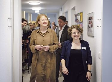 Handeln, nicht nur besuchen. Bundesfamilienministerin Lisa Paus (l.) beim Besuch in einem Heilbronner Frauenhaus im August