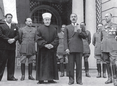 Prominente Nazi-Kollaborateure. Der irakische Putschist Rashid al-Gaylani (2. v. r.) bei einer Rede in Berlin, neben ihm der Großmufti von Jerusalem, ­Mohammed Amin al-Husseini (3. v. l.), 2. Mai 1943