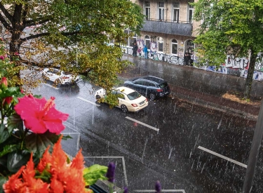 Blick vom Balkon auf eine Neuköllner Straße bei Regen