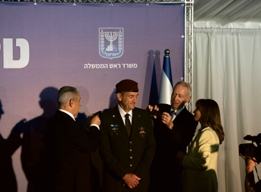 Ministerpräsident Netanyahu befördert den Generalstabschef der israelischen Streitkräfte, Herzi Halevi (rechts)