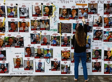 Ihre Gesichter berühren – eine Regung, die ­Antisemiten fremd ist. Eine Wand mit Plakaten von Hamas-Geiseln in Tel Aviv am 6. Dezember