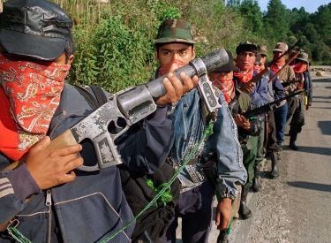 EZLN-Guerrilleros an einer Straße im Urwald von Chiapas