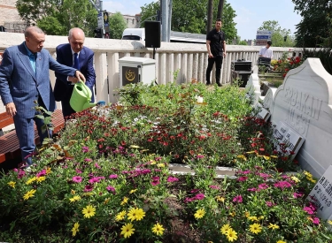 Recep Tayyip Erdoğan am Grab von Necmettin Erbakan in Isranbul, Mai 2023