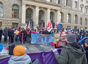 Mitarbeiter:innen des Jüdischen Krankenhauses Berlin (JKB) nehmen an einer Demonstration vor dem Abgeordnetenhaus teil. Berlin, 18. Januar