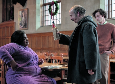 Sind im Internat zurückgeblieben (v.r.): Angus (Dominic Sessa), Paul (Paul Giamatti) und die Köchin Mary (Da’Vine Joy Randolph)