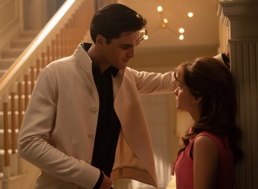 Stairway to Heaven. Elvis (Jacob Elordi) verspricht ­Priscilla (Cailee Spaeny) das Blaue vom Himmel