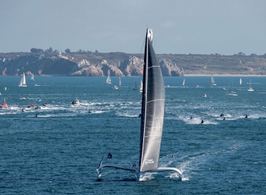 Ein Trimaran der Ultim-Klasse verlässt am 7. Januar den Hafen von Brest für die Ultim Challenge